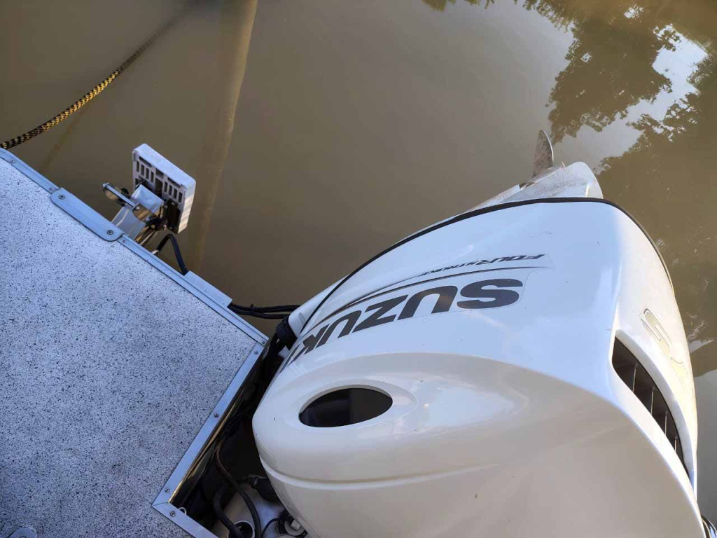 lanchas - PONTON CON TECHO RIGIDO - PONTOON 240 LERCH